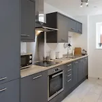 Aura Retreat With Free Parking Apartman