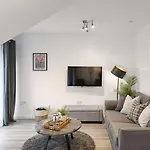 Aura Retreat With Free Parking Apartman *