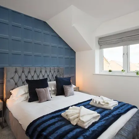 Aura Retreat With Free Parking York