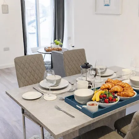 Aura Retreat With Free Parking Apartman York